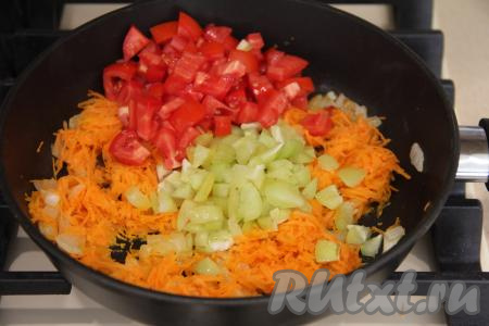 Помидоры мелко нарезать. Я срезала верхушку с плодоножкой у перцев, а оставшийся на верхушке перчик мелко нарезала. Добавить в сковороду перец и помидоры, перемешать.