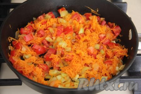 Обжаривать 3-4 минуты, иногда перемешивая овощи. Затем убрать овощи с огня, дать им немного остыть.