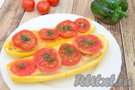 Вкусные, сочные лодочки из кабачков с куриным фаршем достать из духовки и можно сразу же подавать их к столу. Мы зачастую готовим такие лодочки в качестве основного блюда к обеду или ужину. 