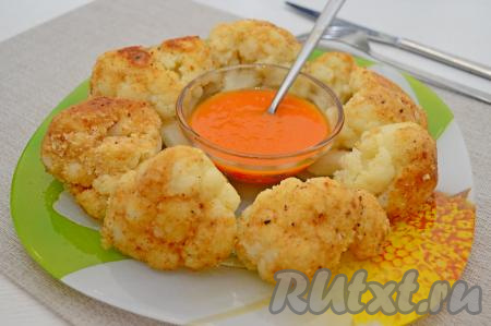 Цветную капусту, покрытую вкусной, аппетитной корочкой из яйца и сухарей, переложить со сковороды на плоское блюдо и подать к столу с любимым соусом или предложить в качестве дополнения к мясным блюдам.