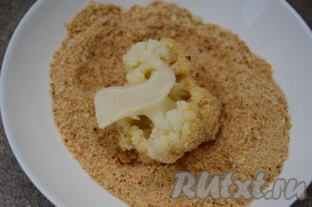 Капусту, покрытую яйцом, обвалять в панировочных сухарях со всех сторон (благодаря яйцу и сухарям, капуста в процессе жарки приобретёт аппетитную, вкусную корочку).