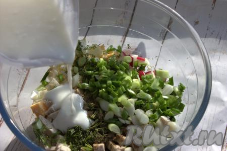 Далее в миску влить охлаждённый кефир.