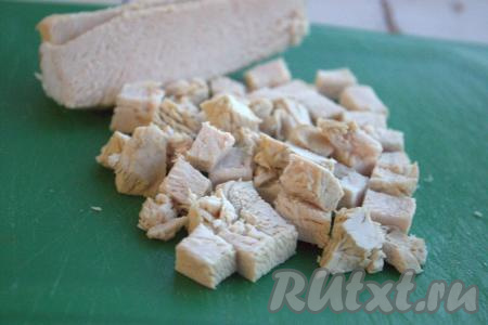 Филе индейки хорошо вымыть. Влить воду в кастрюлю, поставить на огонь. В закипевшую воду аккуратно опустить филе индейки, дать снова воде закипеть, снять пену. Затем убавить огонь, посолить и варить филе индейки до готовности (на это потребуется минут 40-45). Готовое филе индейки остудить. Пока варится индейка, можно отварить картошку для окрошки, для этого нужно тщательно вымытые клубни, не очищая от кожуры, поместить в кастрюлю, залить водой, поставить на огонь, а после закипания на небольшом огне отварить до готовности (на это потребуется минут 25, готовые клубни должны легко прокалываться ножом, но при этом хорошо держать форму), затем воду слить, картошины остудить. 