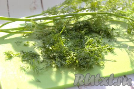 Промыть зелень, немного обсушить её и мелко нарезать.