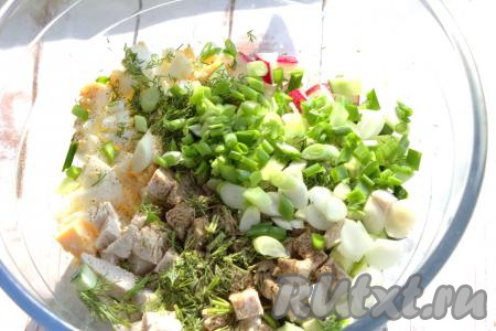 Добавить зелень в миску к индейке, овощам и яйцам, хорошо перемешать, подсолить и приправить специями по вкусу.