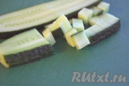 Яйца сварить вкрутую (в течение 9-10 минут с начала кипения воды), затем остудить их (можно для этого поместить их в холодную воду) и почистить. Нарезать остывшее филе индейки на средние кубики, переложить в объёмную миску. Огурцы вымыть, нарезать на средние кубики, добавить к индейке. Желательно, чтобы и индейка, и овощи, и яйца для окрошки нарезались на кубики примерно равного размера. Очистить картошку, нарезать на средние кубики, добавить в миску с огурчиками и мясом.