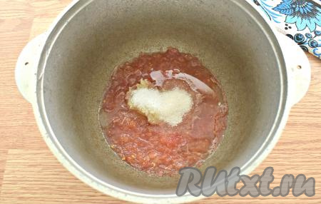 Вливаем в томатную массу 40 миллилитров растительного масла, всыпаем сахар и соль, перемешиваем.