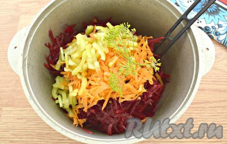 Болгарский перец, нарезанный на маленькие брусочки, вместе&nbsp;с зонтиком укропа тоже выкладываем к овощам. 