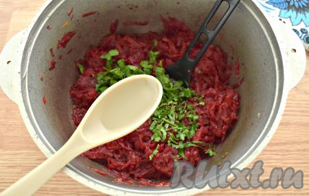 В конце приготовления добавляем измельчённую свежую петрушку, вливаем уксус, перемешиваем, тушим ещё минуты 2 и снимаем с огня.