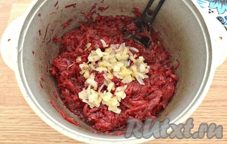 После того как овощи протушатся 15 минут, добавляем к ним обжаренный лук, перемешиваем и тушим 10 минут. Чтобы овощи в процессе тушения не подгорели, не забывайте их периодически перемешивать.