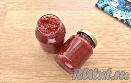 Горячую заправку для борща сразу раскладываем по простерилизованным банкам, закручиваем (или закатываем) предварительно прокипячёнными крышками, переворачиваем, ставя на крышку. Укутываем заготовку со всех сторон в одеяло (или плед), а после остывания (примерно через сутки) убираем на хранение в прохладное место.