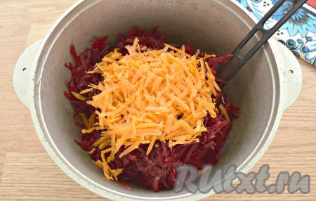 Сюда же добавляем морковку и свеклу, натёртые на крупной тёрке.