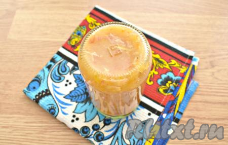 Банки с икрой ставим дном вверх, укутываем пледом (или шалью), а примерно через сутки переставляем на хранение в прохладное место.