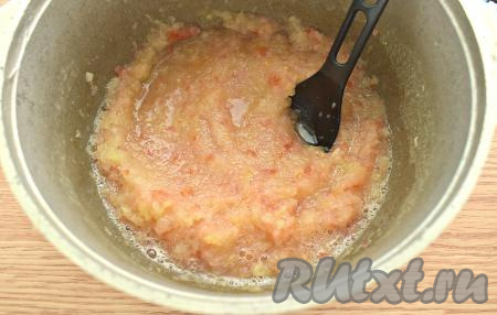 В казан (или в кастрюлю с толстым дном, или в глубокую сковороду) перекладываем получившуюся смесь кабачков, лука и помидоров.