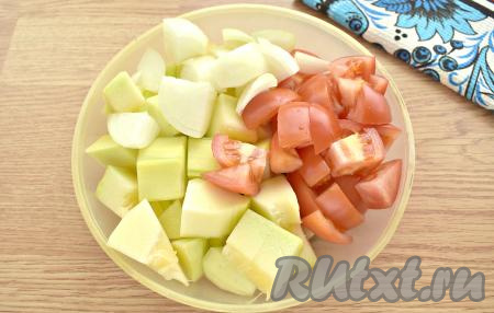 Нарезаем кабачок, помидоры и лук на кусочки и пропускаем через мясорубку.