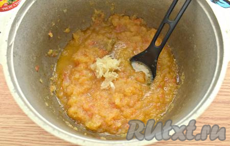 За 5 минут до окончания тушения добавляем в кабачковую икру пропущенный через пресс (или натёртый на мелкой тёрке) чеснок, вливаем уксус, перемешиваем, тушим ещё 1 минуту, снимаем с огня, вынимаем лавровые листья (они нам больше не понадобятся).