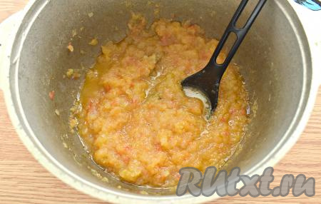 После закипания, уменьшив огонь, тушим овощи под крышкой, периодически перемешивая, в течение 1 часа.