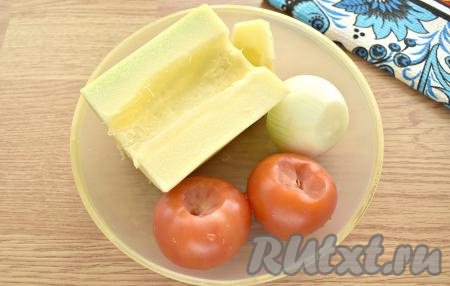 Очищаем от семян и кожуры кабачок. Помидоры моем, не забывая вырезать место, в котором росла плодоножка. Очищаем зубчики чеснока и лук.