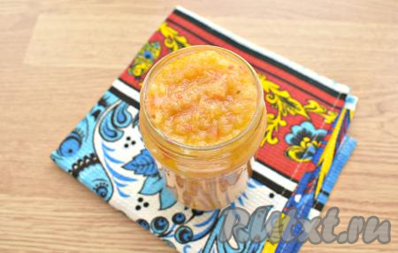 В сухие простерилизованные банки раскладываем горячую кабачковую икру, сразу закручиваем (или закатываем) предварительно прокипячёнными крышками.