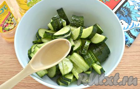 К огурцам с луком вливаем яблочный уксус, растительное масло, всыпаем соль, добавляем горошины чёрного перца.