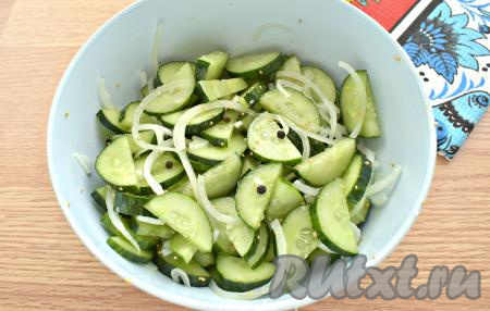 Тщательно перемешиваем огурчики в миске и оставляем на 30 минут при комнатной температуре. Пару раз за это время огурцы нужно перемешать.