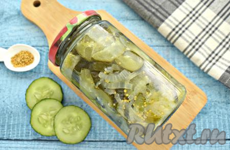 Вкусный, аппетитный салат, приготовленный из огурцов с яблочным уксусом и луком, станет зимой приятным дополнением к отварной картошечке и многим другим блюдам.