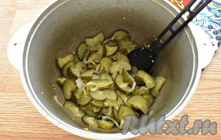 После закипания уменьшаем огонь и тушим огуречный салат 30 минут, периодически перемешивая.&nbsp;