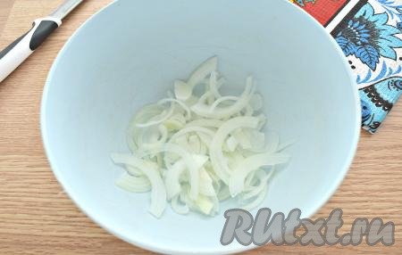 Банки, в которые будем раскладывать салат, можно простерилизовать любым удобным для вас способом (например, над паром, в духовке или в микроволновке). Крышки стерилизуем в воде с момента закипания в течение 2-3 минут. Приступаем к приготовлению салата, для этого очищаем репчатый лук, нарезаем его на тонкие полукольца и перекладываем в объёмную миску.