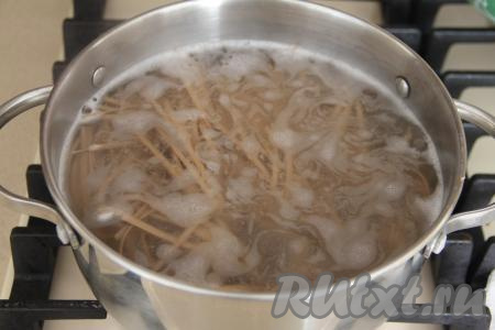 Пока овощи жарятся, вскипятить воду в кастрюле, выложить гречневую лапшу, варить после закипания на небольшом огне до готовности (я варила 3 минуты с момента закипания, но точное время варки обязательно посмотрите в инструкции на упаковке гречневой лапши, которую вы готовите). Откинуть готовую гречневую лапшу на дуршлаг, промыть её холодной водой, дать лишней жидкости стечь.