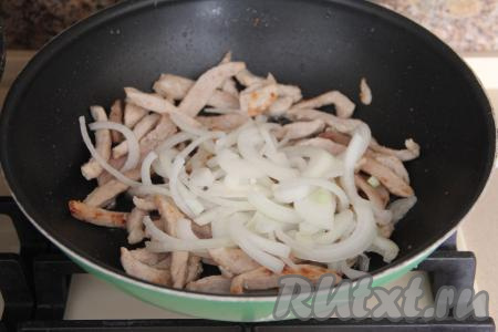 Лук нарезать полукольцами и добавить к обжаренной свинине, перемешать и обжаривать 2-3 минуты, помешивая время от времени.