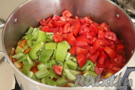 Перец нарезать на крупные квадратики, помидоры - на средние кубики, выложить в кастрюлю. Перемешать и варить, не забывая иногда помешивать, 10 минут. В конце варки влить уксус и перемешать.