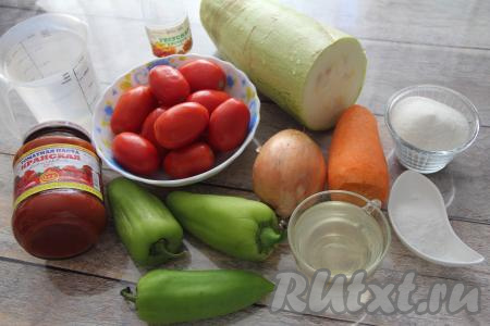 Подготовить продукты для приготовления салата "Дядюшкин" на зиму. Лук и морковь почистить. Из перца удалить плодоножку и семена. Я использовала кабачки с тонкой кожицей (срезать её не стала), а вот семечки вычистила и использовала только плотную мякоть. Взвесить овощи, в ингредиентах указан вес уже очищенных кабачка, морковки, лука и перца. 