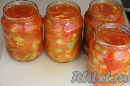 Разложить горячий салат "Дядюшкин" по банкам и закрутить (или закатать) крышками. Перевернуть баночки с салатом из кабачков вверх дном, укутать их в одеяло и оставить до полного остывания.