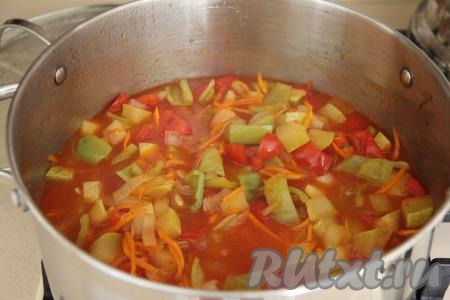 Банки предварительно вымыть и простерилизовать любым способом, я стерилизовала на пару вместе с крышками в течение 5 минут. Готовый салат снять с огня.