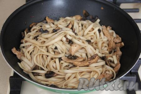 Перемешать удон с курицей и грибами, прогреть в течение 3-5 минут, помешивая.