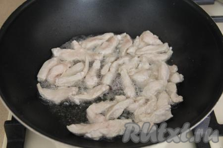 Обжарить кусочки филе на среднем огне минут 5, периодически переворачивая мясо.