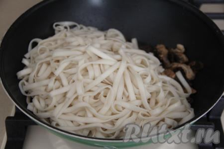 Добавить лапшу в сковороду.