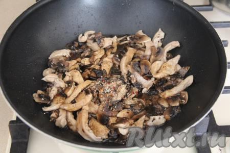 В конце добавить соль и специи, влить соевый соус, перемешать и выключить огонь.