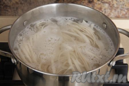 В кипящую воду опустить удон, дать закипеть, а затем варить лапшу до готовности. Я варила 7 минут с момента закипания, но точное время варки лапши, которую вы готовите, смотрите на упаковке. Время варки удона,&nbsp;в зависимости от производителя, может составлять от 3 до 7 минут.