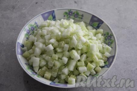 Огурчики нарезать на мелкие кубики.