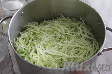 Натереть подготовленный кабачок на тёрке для корейской моркови, выложить в кастрюлю.