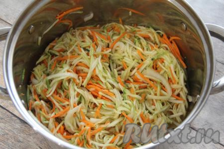 По истечении двух часов овощи дадут сок.