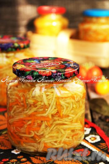 В этот раз я закрыла на зиму 4 банки по 500 миллилитров. Хранить вкусную, в меру острую корейскую закуску из кабачков нужно в прохладном месте.