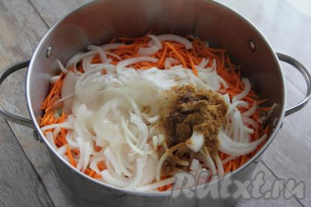 Сюда же влить растительное масло и уксус.