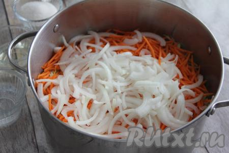 Лук нарезать на тонкие полукольца и переложить в кастрюлю с овощами.