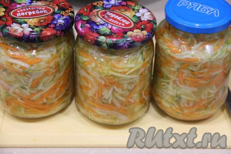 Разложить закуску по тщательно вымытым банкам (баночки можно не стерилизовать), равномерно распределить выделившийся сок. Банки с закуской накрыть заранее прокипячёнными крышками (я прокипятила крышки с момента закипания воды в течение 5 минут).