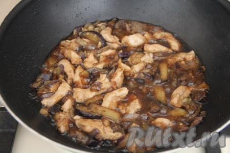 Влить соевый соус, перемешать, подсолить по вкусу, потомить 2-3 минуты на небольшом огне.