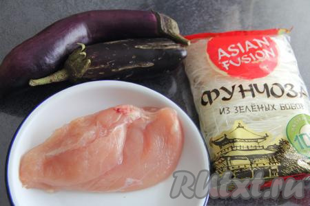 Подготовить продукты для приготовления фунчозы с баклажанами и курицей. Баклажаны вымыть, нарезать на средние брусочки, посолить, оставить минут на 10-15 минут, затем промыть, удаляя лишнюю влагу и соль, дать немного обсохнуть.