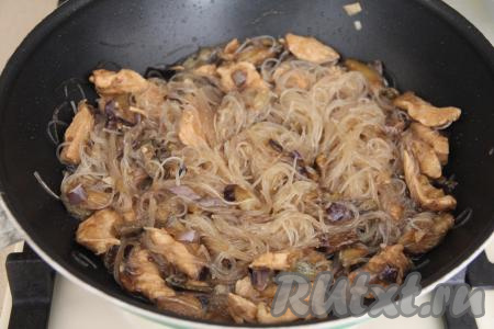 Перемешать фунчозу с курицей и баклажанами. Прогреть на небольшом огне в течение нескольких минут, помешивая.