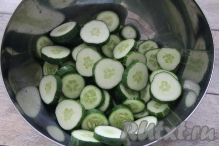 Огурцы нарезать на тонкие кружочки, выложить в глубокую миску (или в кастрюлю).